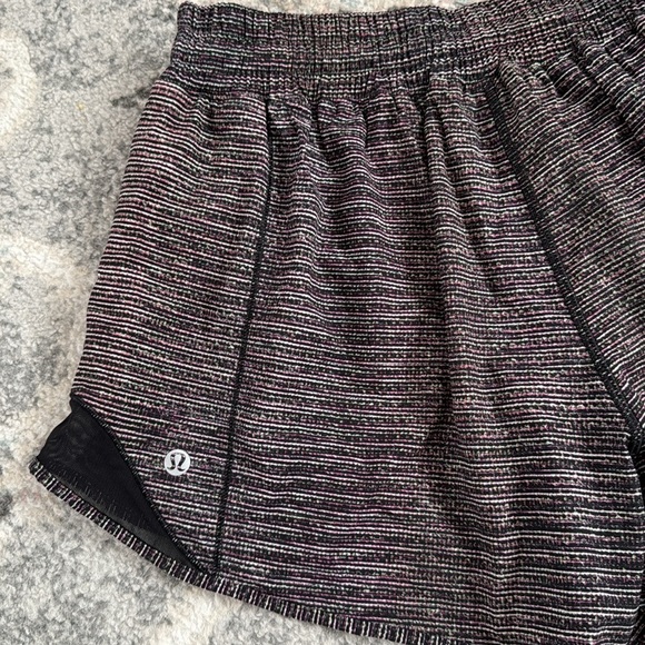 Lululemon Hotty Hot Short II *Long 4" - Picture 5 of 10